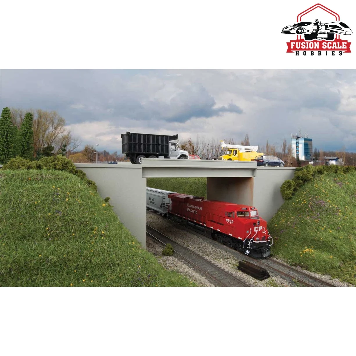 Walthers Cornerstone HO Scale Modern Concrete Highway Overpass Kit 1215/16 x 43/4" 32.9 x 12cm