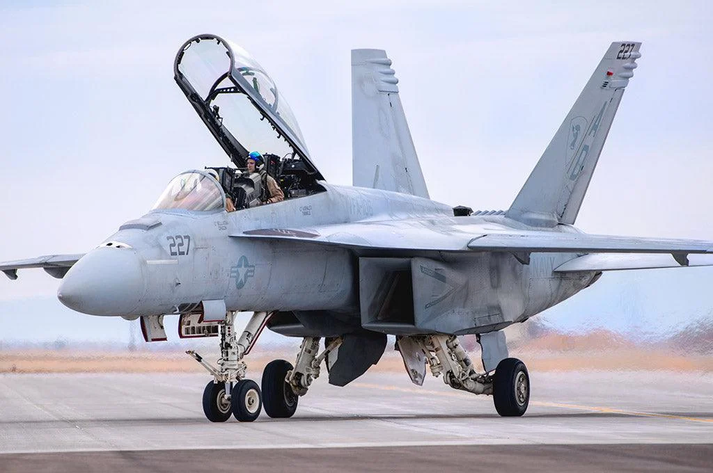 1/48 Hobby Boss F/A-18F Super Hornet 85813