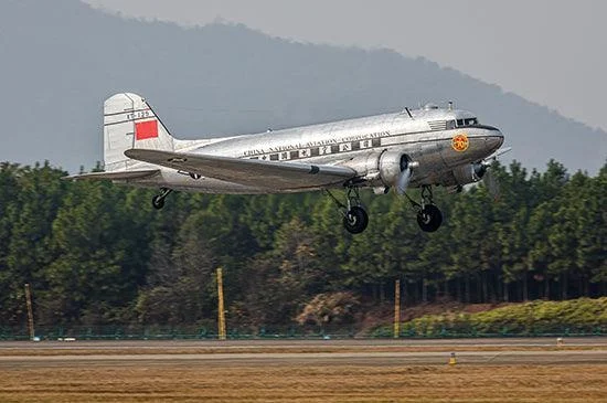 1/48 Trumpeter DC-3 CNAC 05813