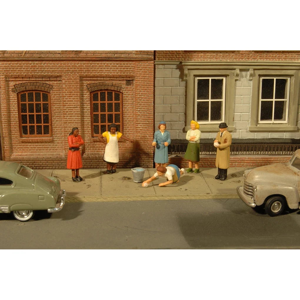 Bachmann HO Scale Sidewalk People/7pc - BAC33117