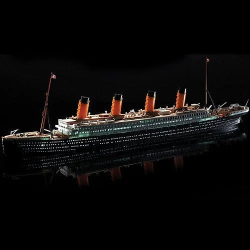 Academy R.M.S. Titanic with LED Set