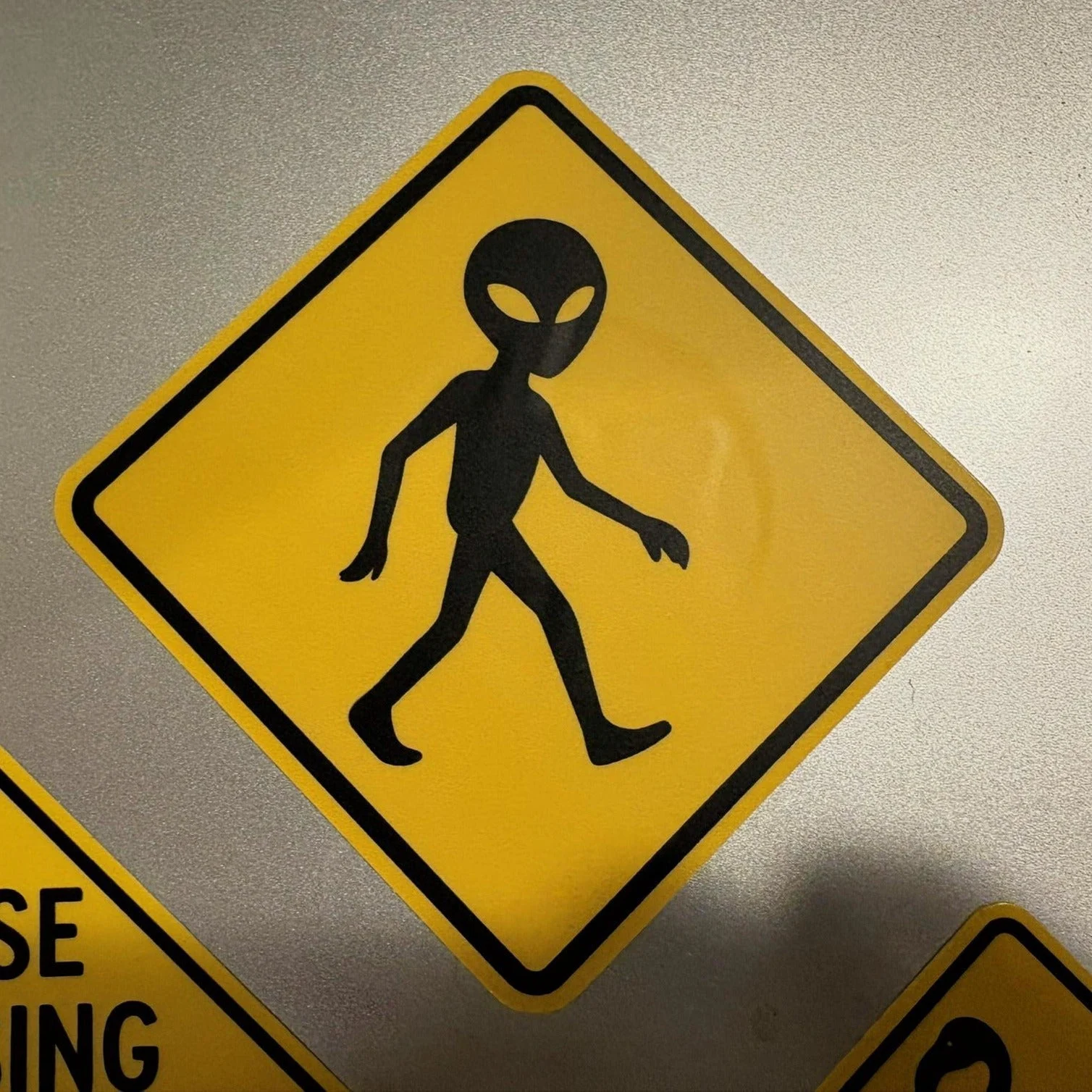 O Scale - Alien Crossing Sign - 2 Pack