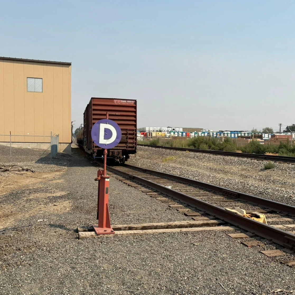 O Scale - UP Style Purple Derail Sign - 2 Pack