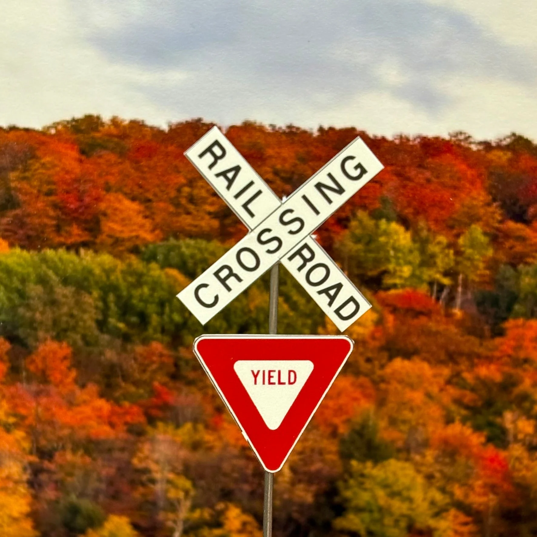 O Scale - Modern Crossbucks w/ Yield Sign - 2 pack