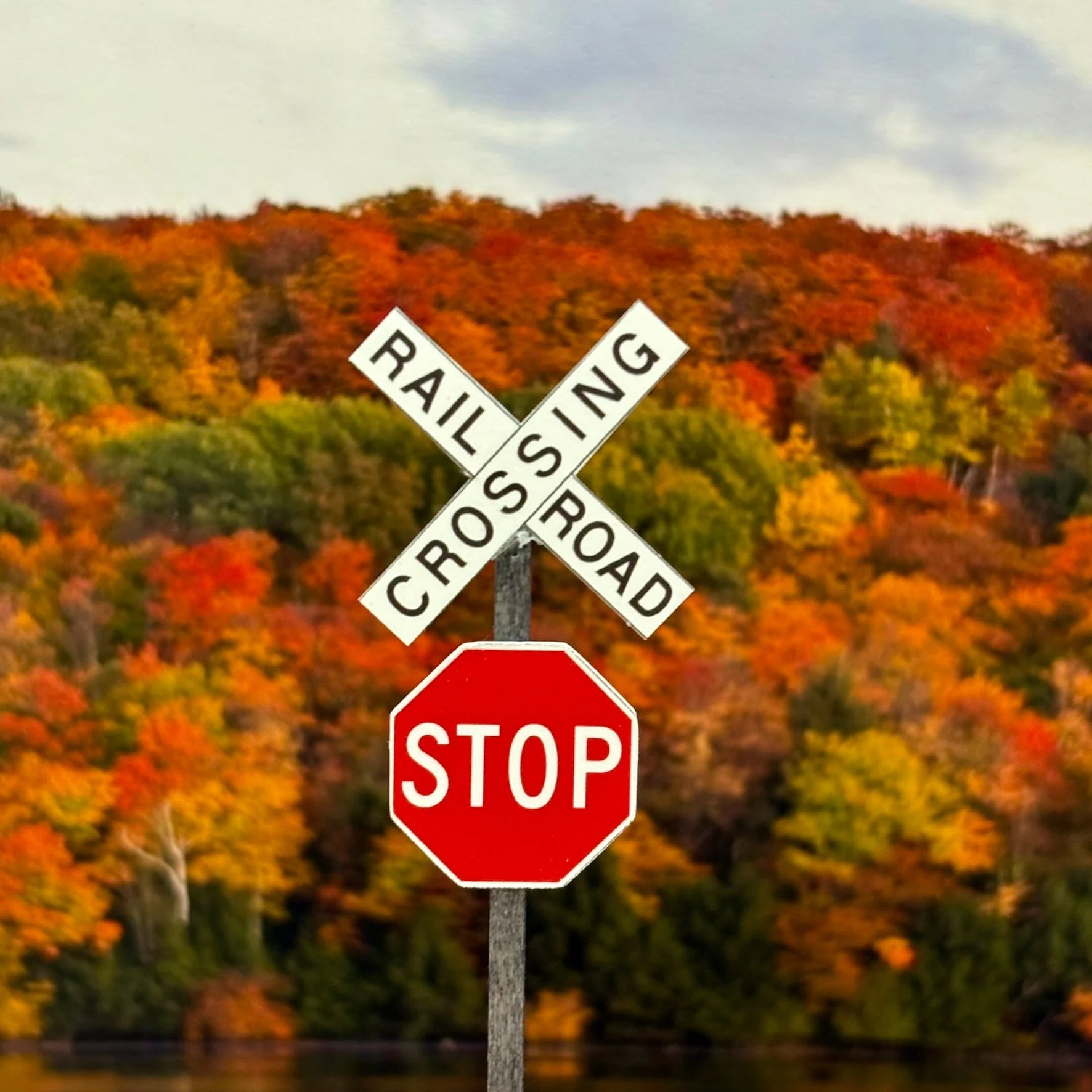 O Scale - Modern Crossbucks with Modern Stop Sign