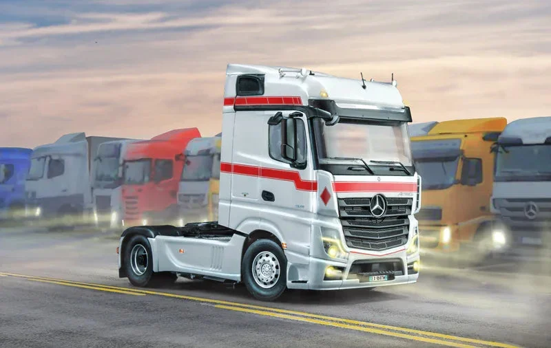 1/24 Italeri Mercedes-Benz MP4 Big Space 3948