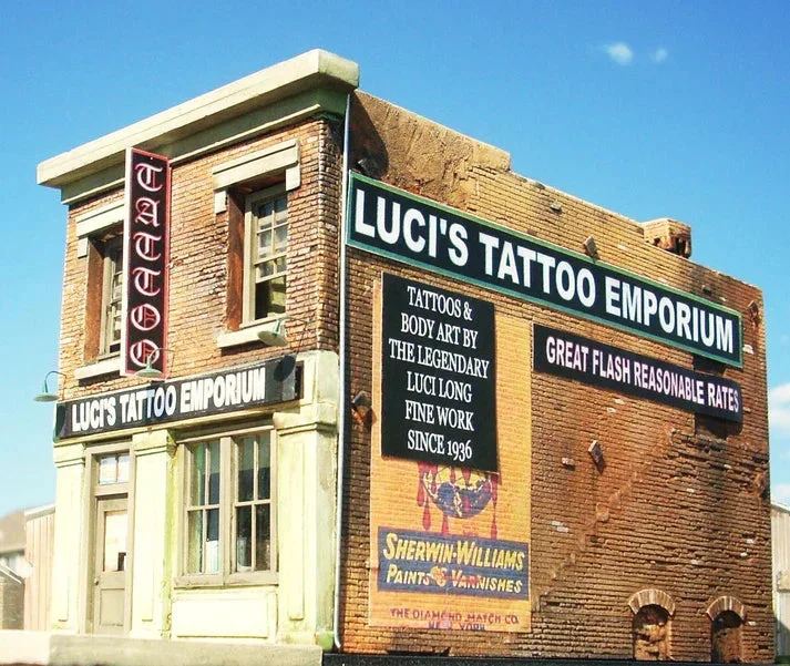 HO Downtown Deco Luci's Tattoo Emporium - DD1050