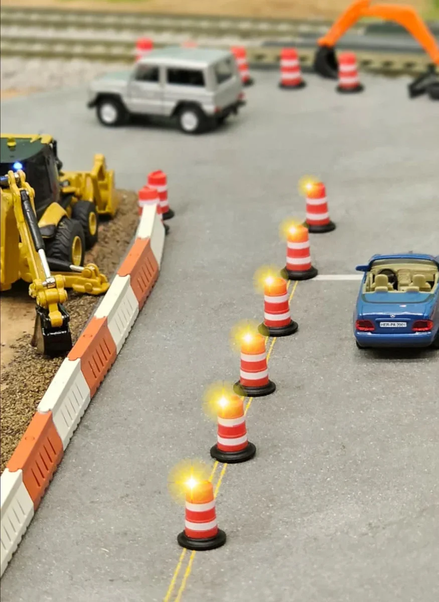 HO East Coast Lighted Traffic Barrels 9504 - East Coast Circuits