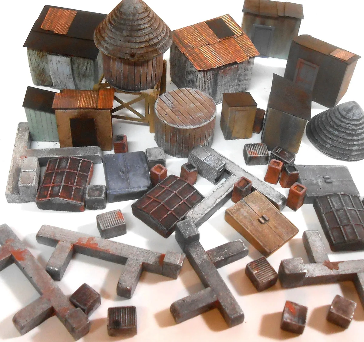 HO Downtown Deco Rooftop Details 40 pcs. Unpainted Set - DD1072