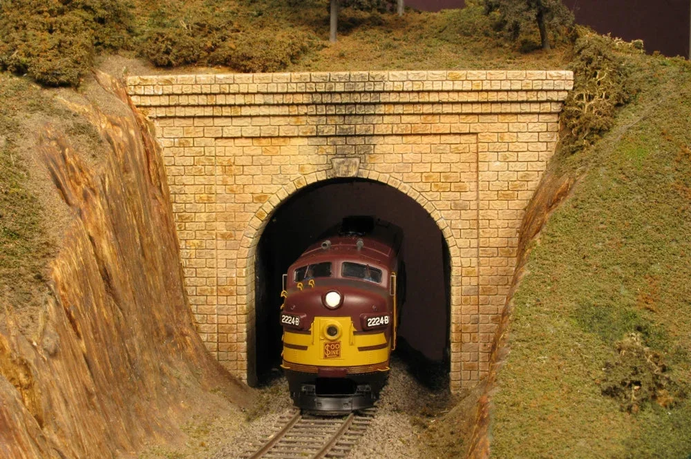N Monroe Tunnel Portal Cut Stone Single-Track #210