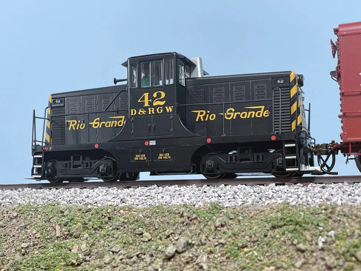 HO Rapido GE 44 Tonner (DC/DCC/Sound): Rio Grande - Black & Yellow: #38 - 048511