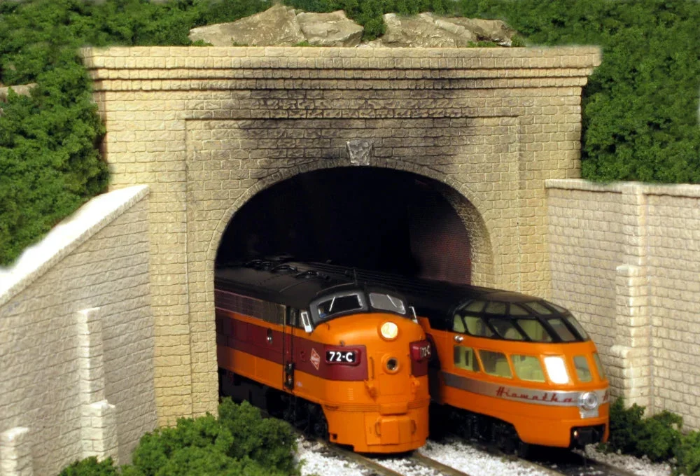 N Monroe Tunnel Portal Cut Stone Double-Track #211