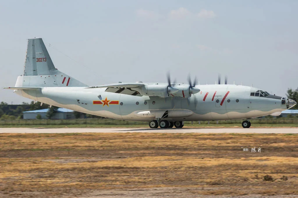 1/144 Hobby Boss Chinese (Shaanxi) Y-8 83902