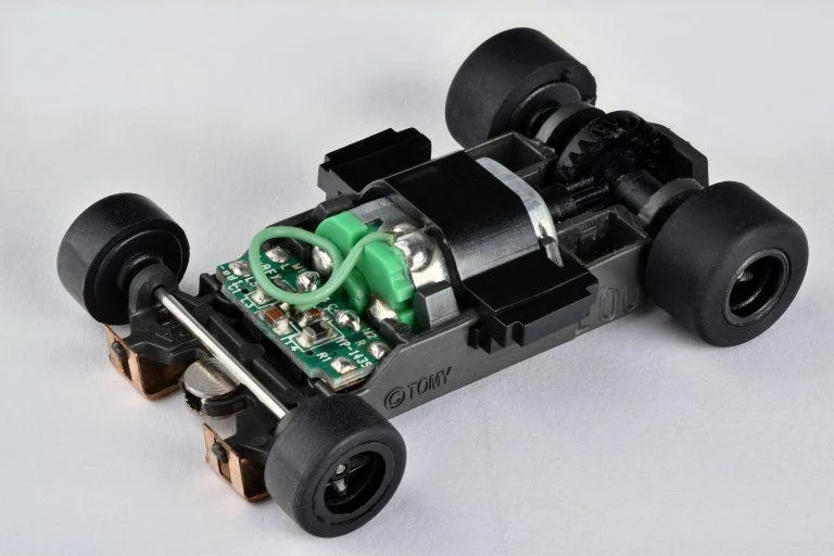 AFX MEGA G+ ROLLING CHASSIS – SHORT 21029