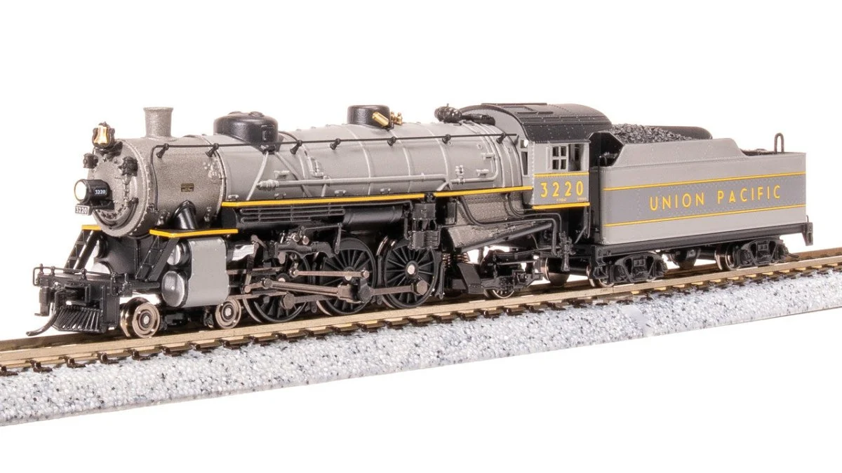 Broadway 8014 Union Pacific Light Pacific 4-6-2 Two-tone Gray w/ Yellow #3220 - N