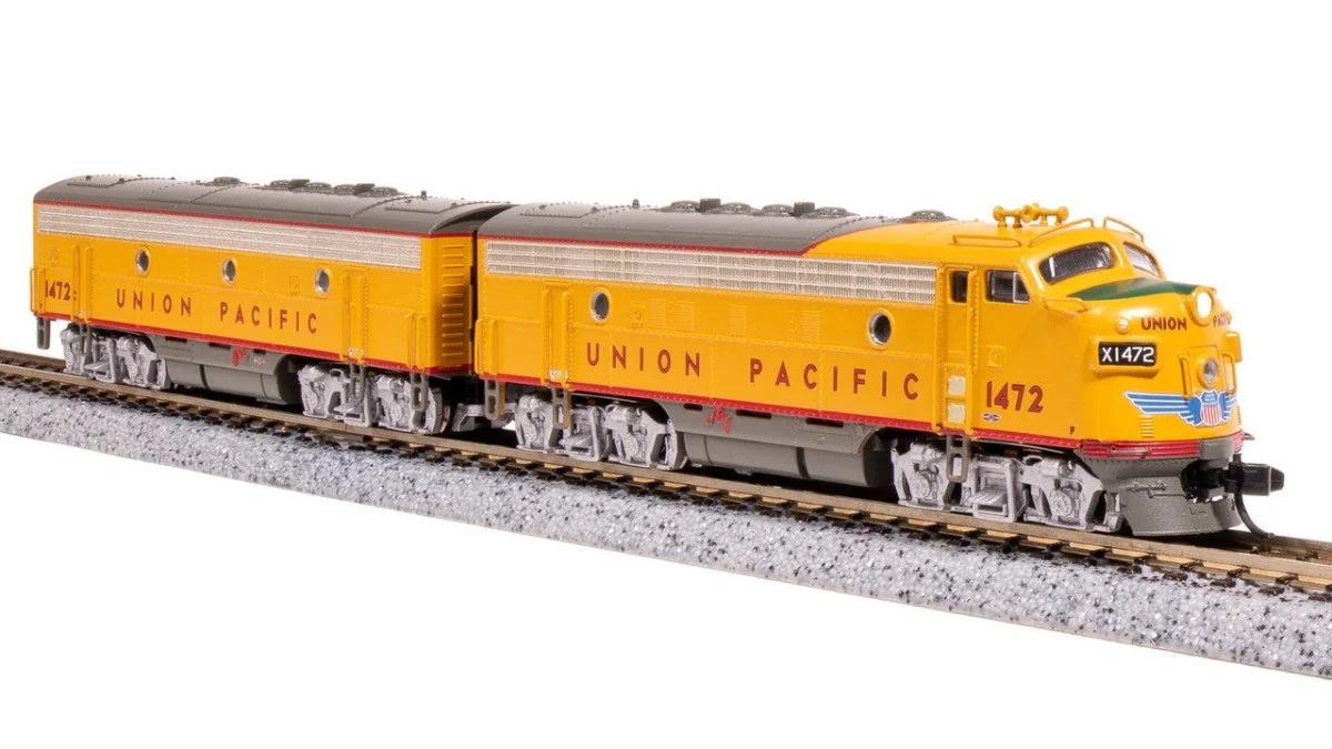 Broadway Limited N UP EMD F7 AB Yellow Gray Diesel Locomotive #1472/1472C - 7762