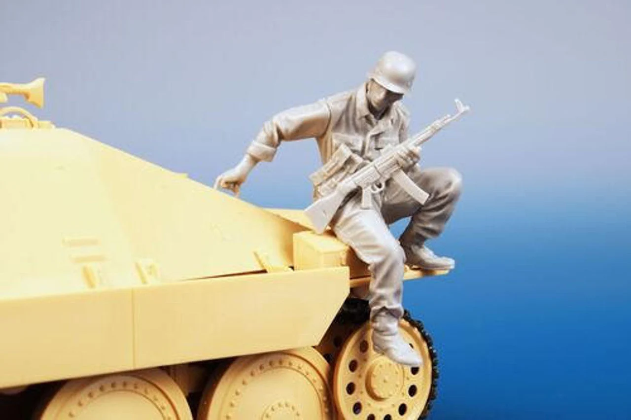 CMK 1/35 German Infantryman Carried on Hetzer 1944/45 1/35 Resin Figure Model Kit