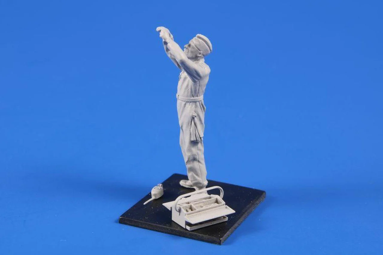 CMK 1/48 Siebel Si 204/Aero C-3 Mechanic (engine repair) Resin Figure Model Kit