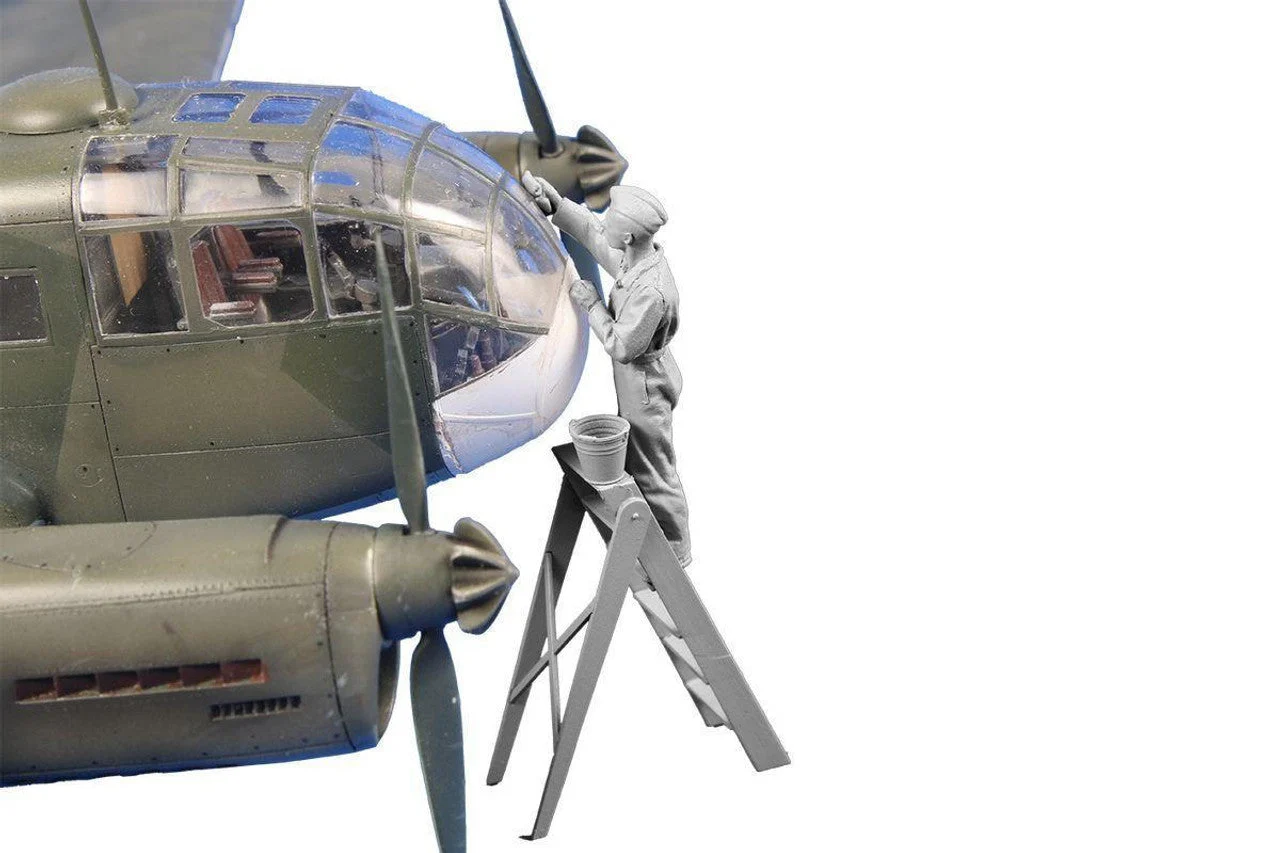 CMK 1/48 Siebel Si 204/Aero C-3 Airman (cleaning canopy glazing) Resin Figure Model Kit