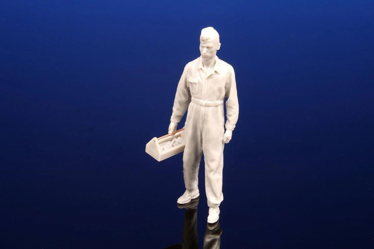 CMK 1/48 Luftwaffe WW2 / CS post-war Aircraft Mechanic Resin Figure Model Kit