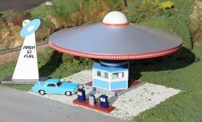 HO Bachmann Area 51 Fuel with Pumps - Roadside USA Building 35213