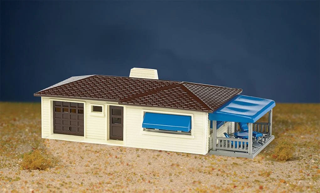 HO Bachmann Ranch House - Cream & Brown 45156