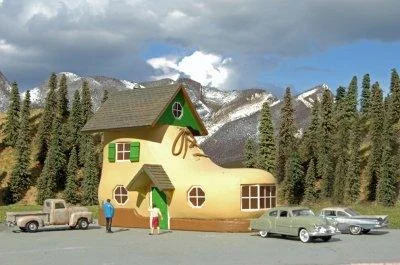 HO Bachmann Shoe House- Roadside USA Building 35209