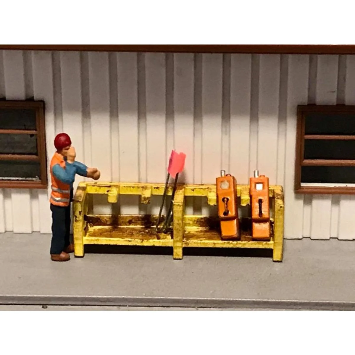 Mac Rail HO EOT Storage Rack Yellow - Large Size (Holds 6 EOTs)
