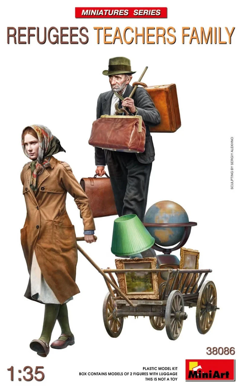 Miniart 1/35 Refugees Teachers Family Figures