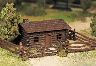 O Bachmann Log Cabin with Rustic Fence 45982 - Bachmann Trains