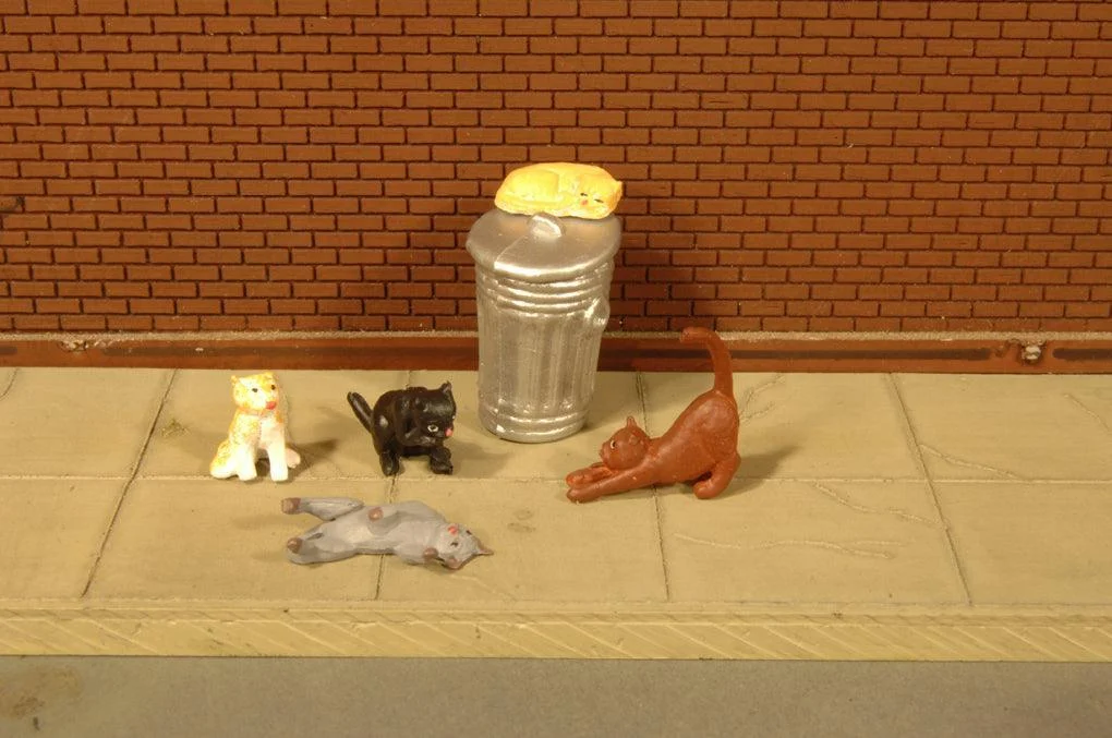 O Scale Bachmann Cats with Garbage Can 33157 - Bachmann Trains