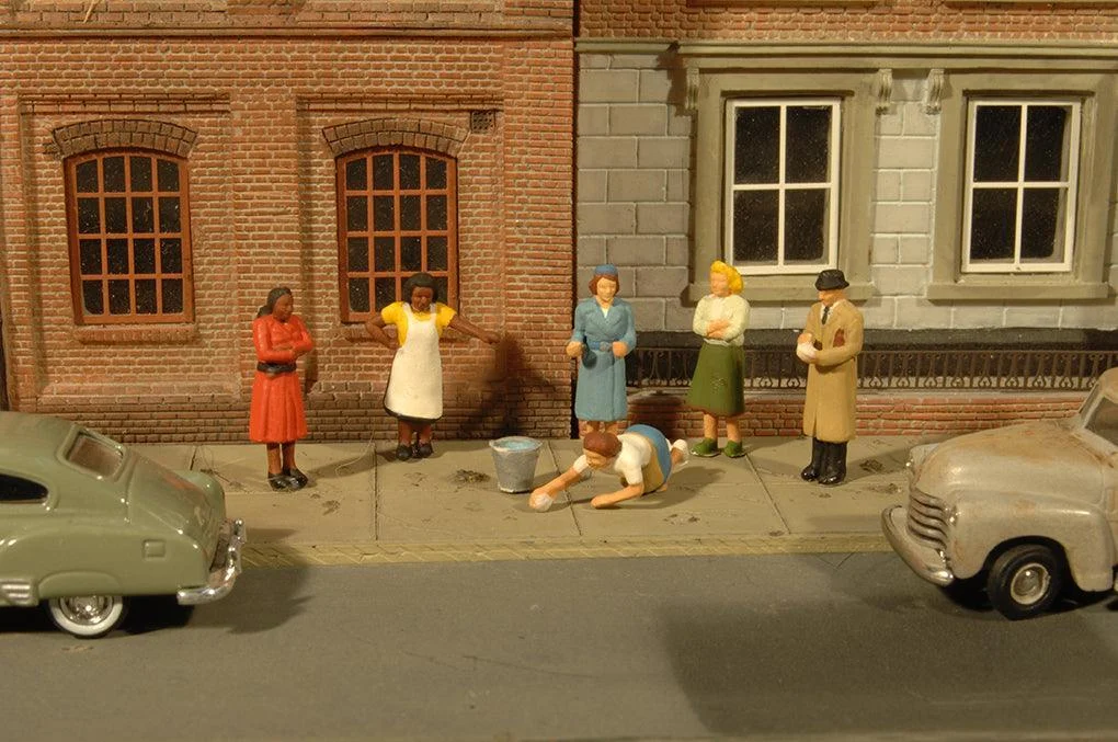 O Scale Bachmann Sidewalk People 33167 - Bachmann Trains