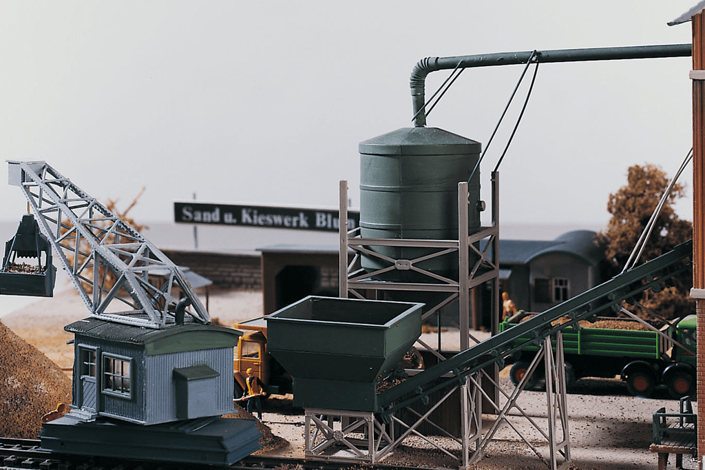 Piko 61125 Classic Line Sand Works Silo & Transport, Building Kit (HO-Scale)