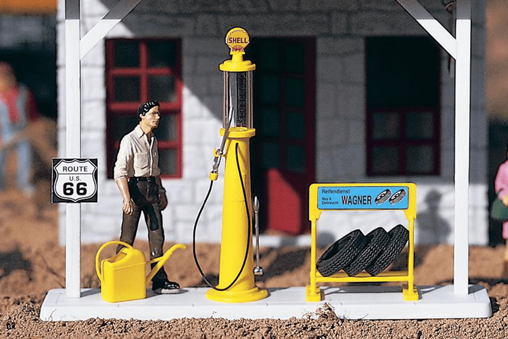Piko 62284 Antique Gas Pump and Accessories (G-Scale)