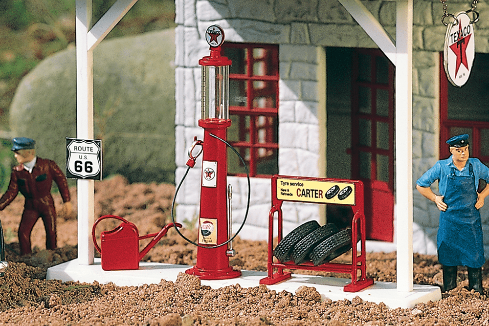 Piko 62286 TEXACO Gas Pump and Accessories (G-Scale)