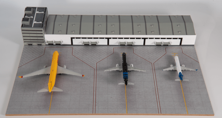 Pre-Order JC Wings AA-ACT-4001-M 1:400 Airport Cargo Terminal Display Case with Apron and 3 Aircraft Models