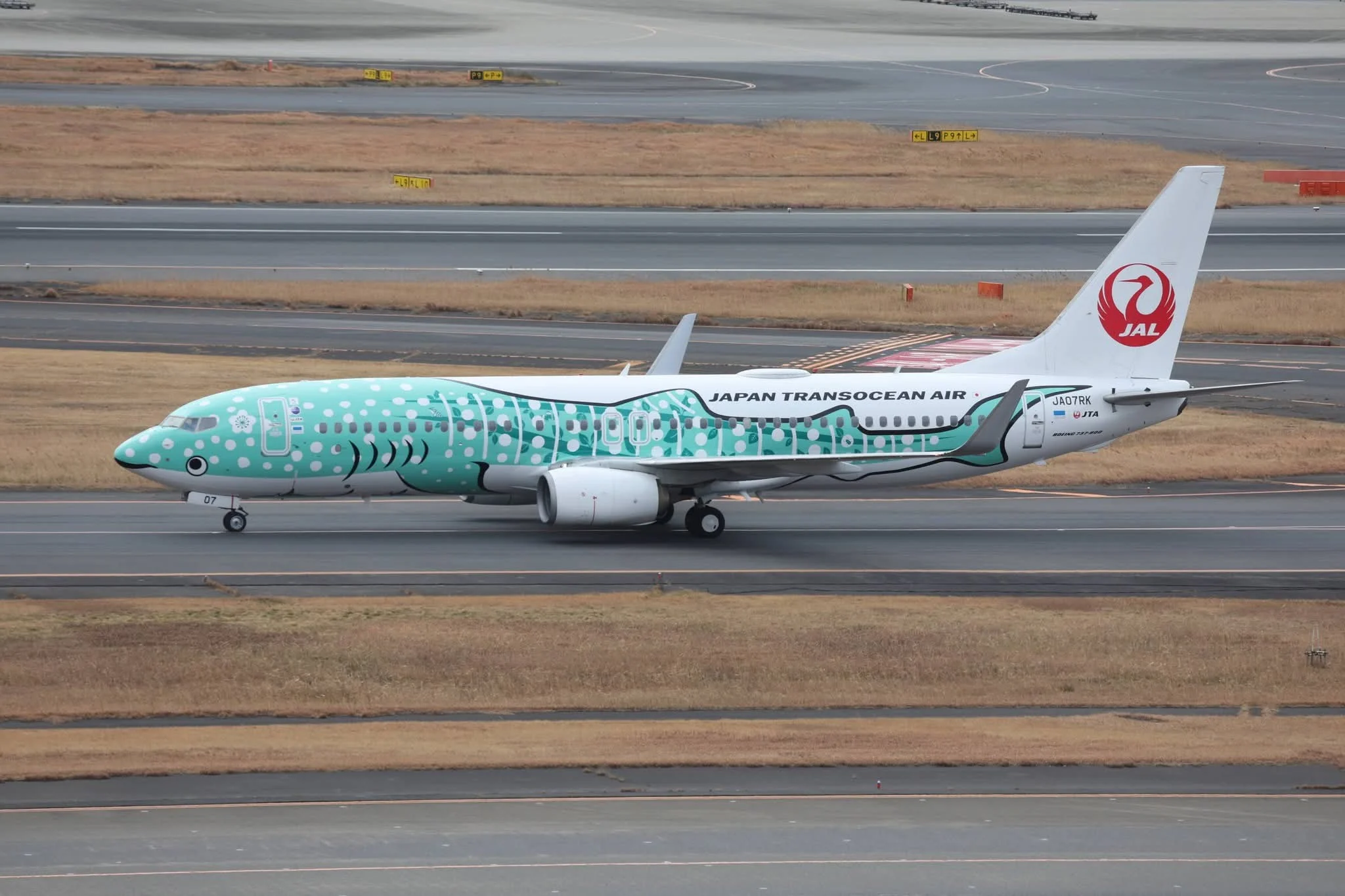 Pre-Order JC Wings JC Wings EW4738013 1:400 Japan Transocean Air Boeing 737-800 "Yui Jinbei Jet" JA07RK