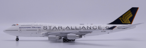 Pre-Order JC Wings XX40701A 1:400 Singapore Airlines Boeing 747-400 "Star Alliance" Reg: 9V-SPP "Flaps Down"
