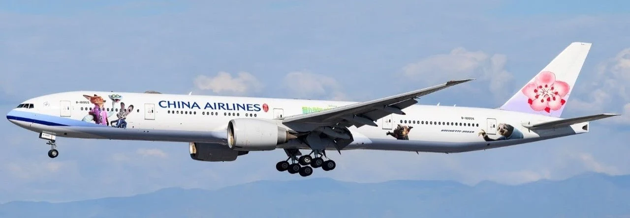 Pre-Order JC Wings XX40841A 1:400 China Airlines Boeing 777-300ER "special livery" Reg: B-18055 "Flaps Down"