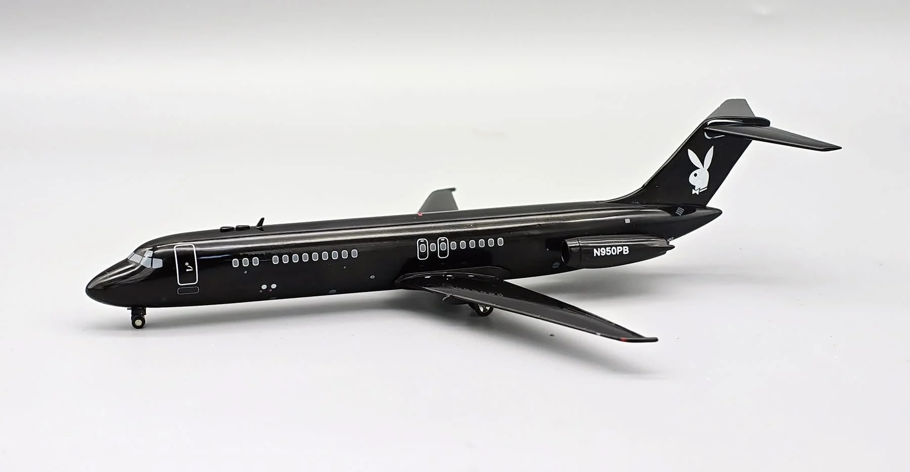 Pre-Order JFox JF-DC9-3-001 1:200 DC-9-32 Playboy N950PB