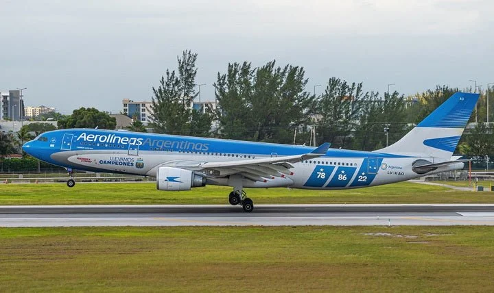 Pre-Order Phoenix 04600 1:400 Aerolineas Argentinas A330-200 LV-KAO "Llevamos Campeones"