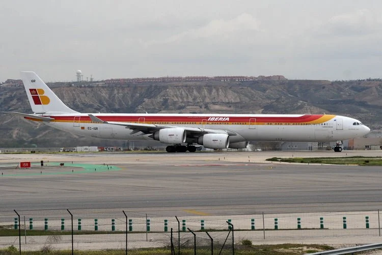 Pre-Order Phoenix 11919 1:400 Iberia A340-600 EC-IQR
