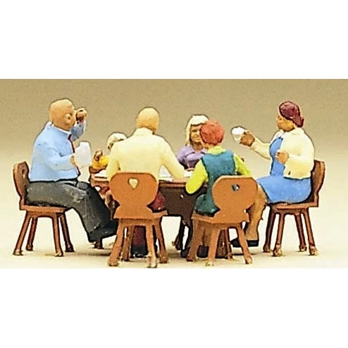 Preiser HO Family in Restaurant Sitting at Table (6)