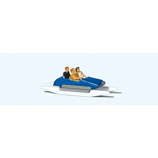 Preiser HO Family (3) in Blue Paddleboat