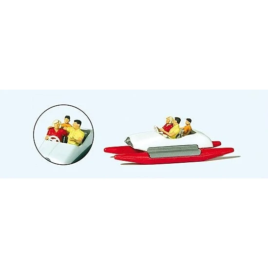 Preiser HO Family (3) in White Paddleboat