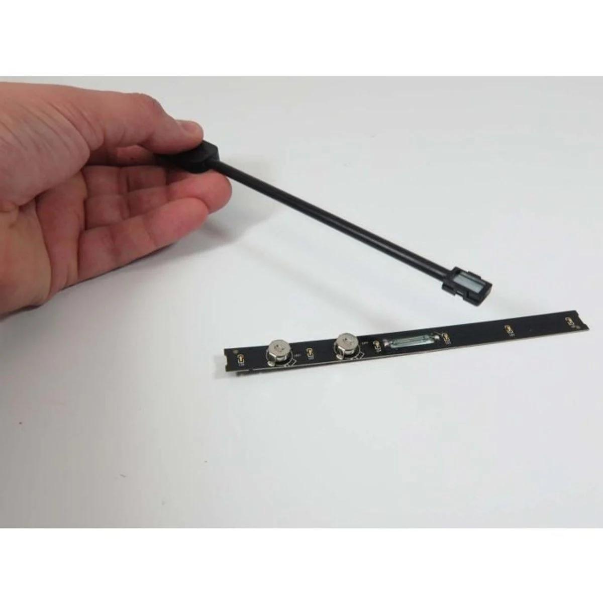Rapido HO Scale Easy-Peasy Passenger Car Lighting Set Wand is included - 102003