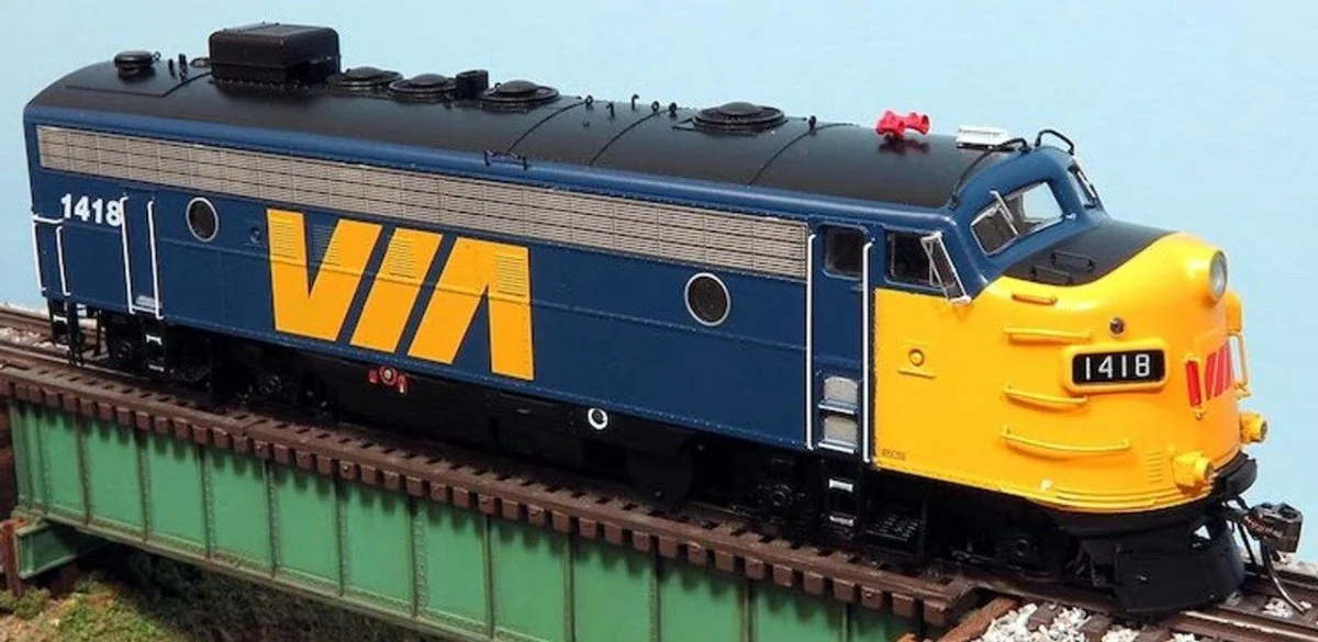 Rapido HO Scale VIA Rail (Early) FP7 Locomotive #1418 - 222547