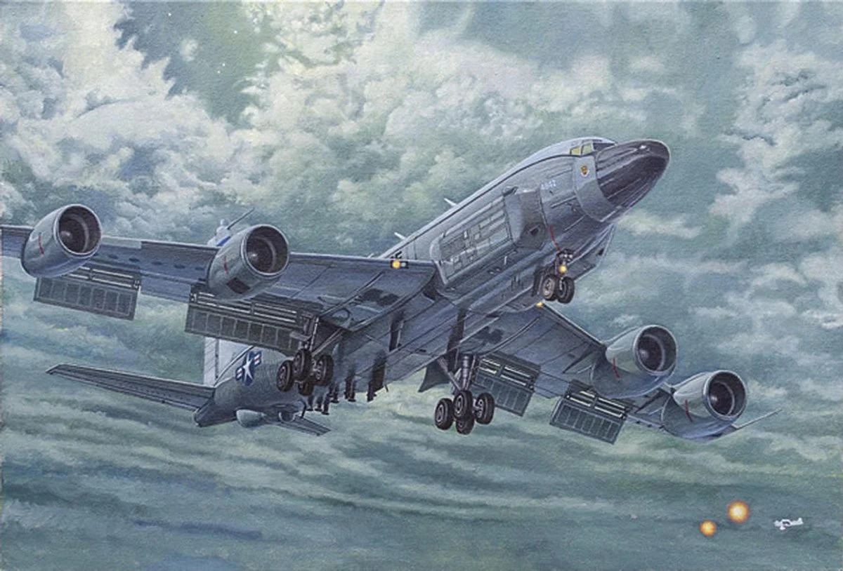 Roden 1/144 RC135V/W USAF Recon Aircraft Plastic Model Kit