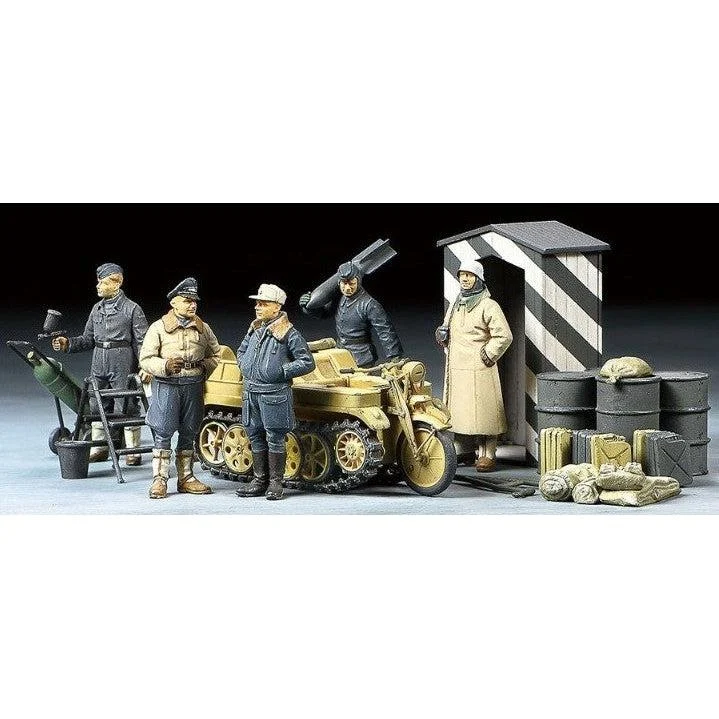 1/48 German Luftwaffe Crew (Winter) (5) w/Kettenkraftrad - Tamiya