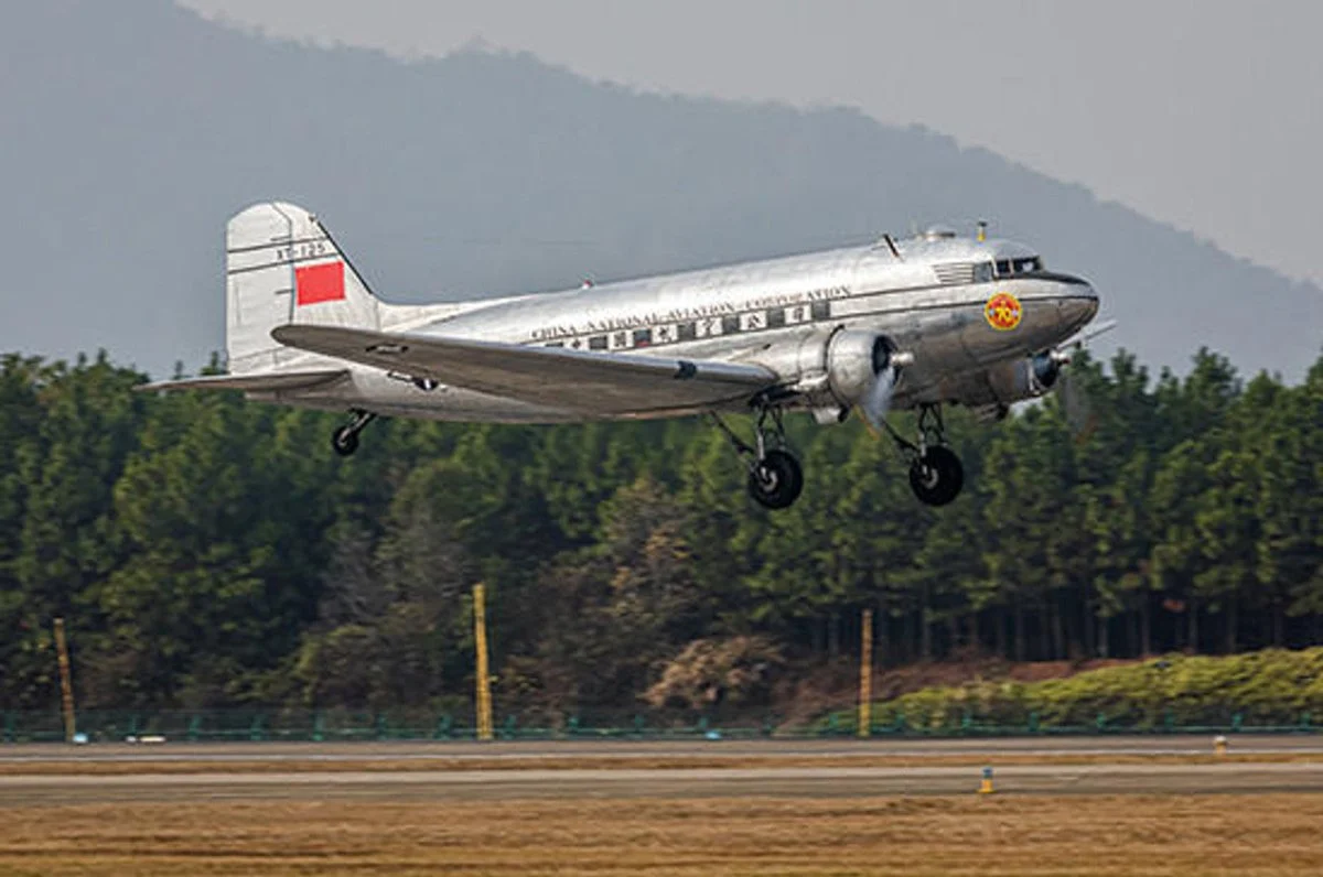 Trumpeter 1/48 Trumpeter DC3 CNAC Transport Aircraft